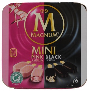 Sorvete de framboesa rosa e café preto Magnum Mini, Portugal